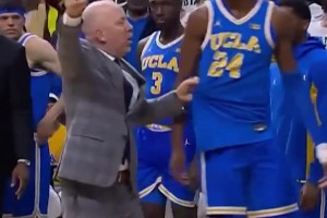 活久见😂UCLA球员凶狠犯规，被自家主帅驱逐出场！！