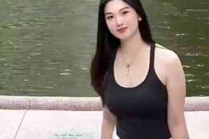 微胖女神！身穿背心的野球场肘姐，尽显丰满身材！😍